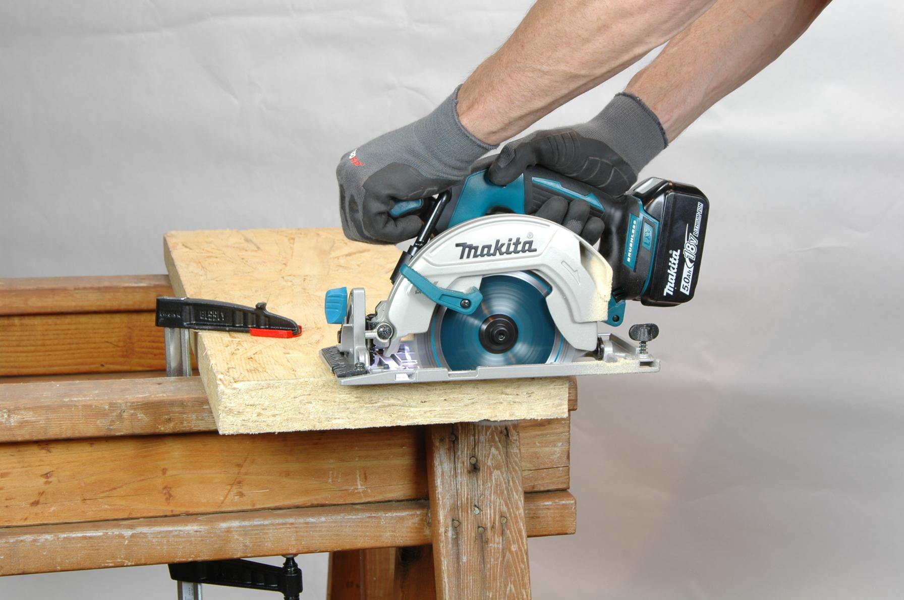 What are some safety tips for using a circular saw?