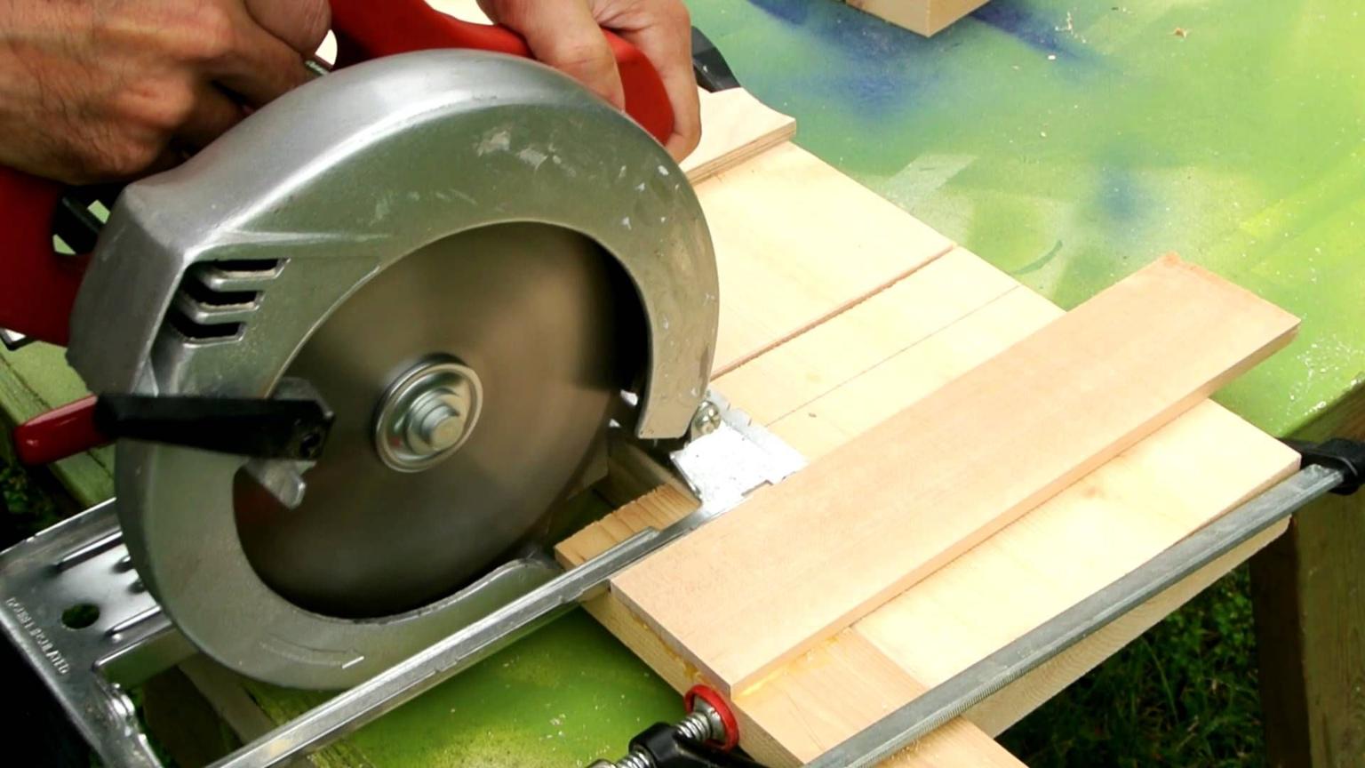 What is a circular saw and how does it work?