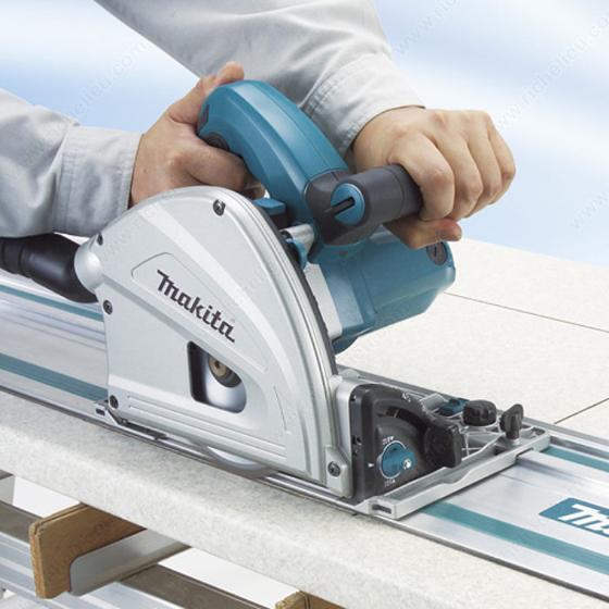 How do I make a plunge cut with a circular saw?