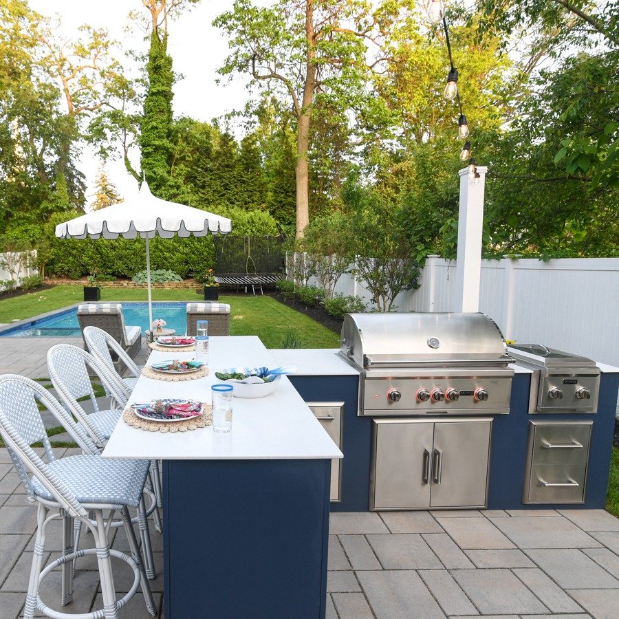 Charming Bistro-Style Outdoor Kitchen
