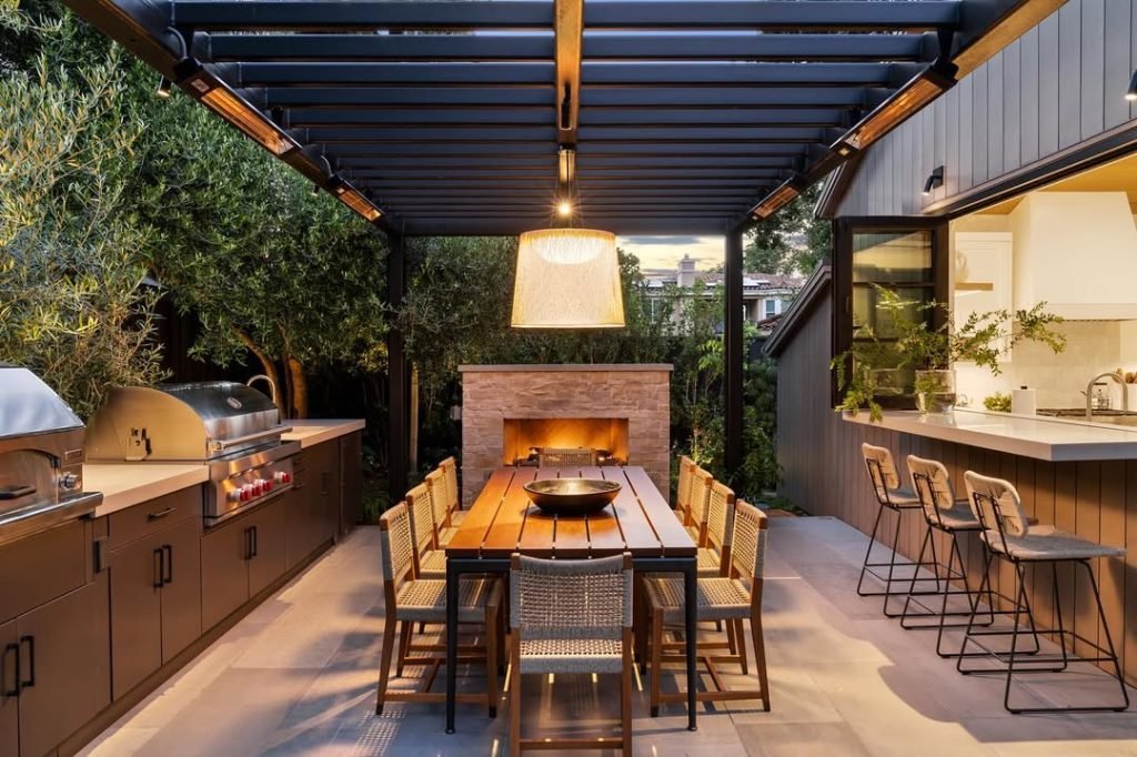 Chic Outdoor Dining Oasis