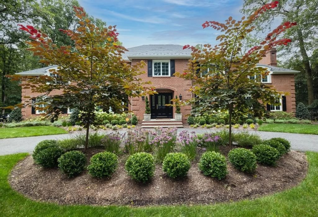 Elegant Circular Garden Design